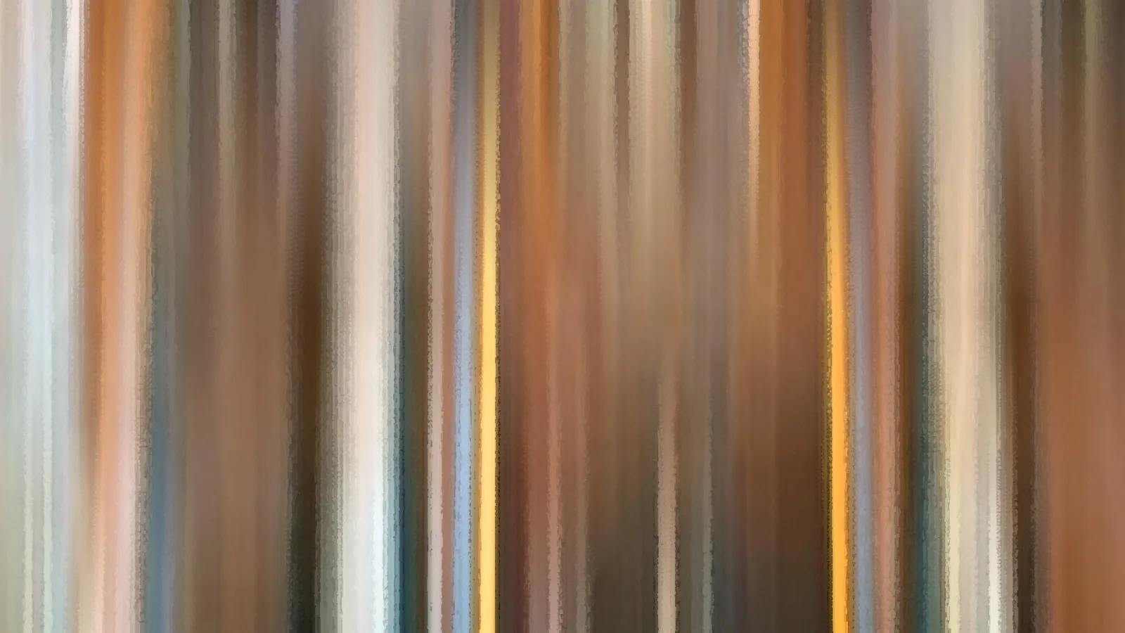 Abstrakte, vertikal verwischte Streifen in Braun, Beige und Orange, dazwischen helle Gelb- und Blaugrau-Töne.