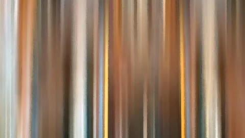 Abstrakte, vertikal verwischte Streifen in Braun, Beige und Orange, dazwischen helle Gelb- und Blaugrau-Töne.