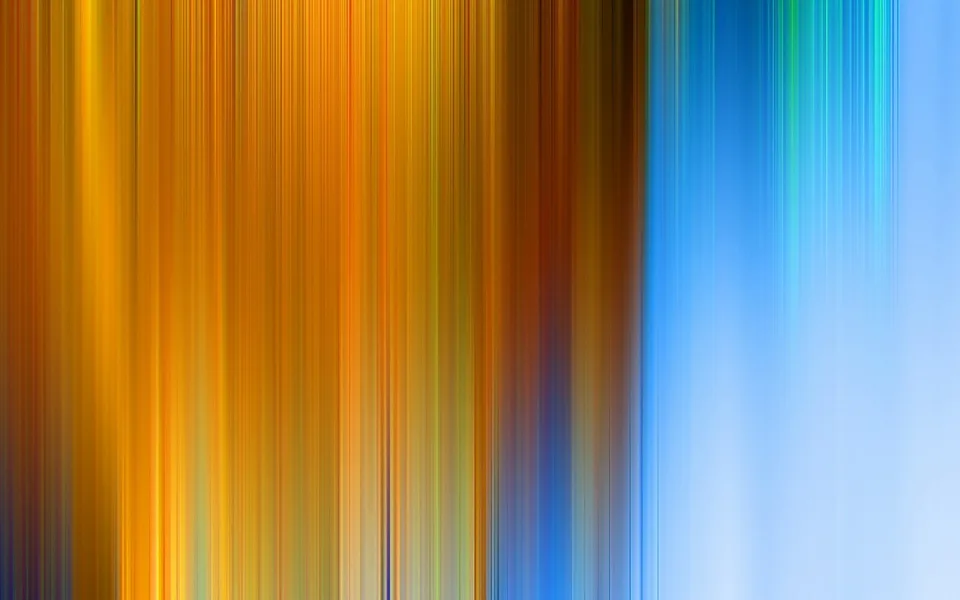 Abstrakte vertikale Streifen, links warm orange und gelb, rechts kühl blau, weich verwischt.