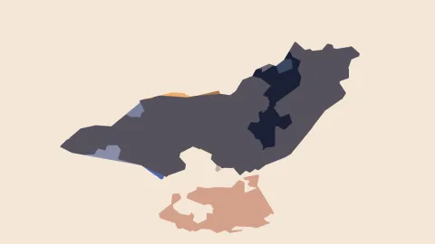 Abstrakte Komposition aus dunkelgrauen und navyblauen Flächen auf beigem Hintergrund, unten ein rosafarbenes Feld, am linken Rand kleine blaue und orangefarbene Akzente.