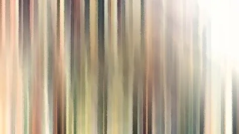 Abstraktes Bild aus vertikalen, verwischten Streifen in Pastelltönen von Beige, Rosa, Grün und Grau.
