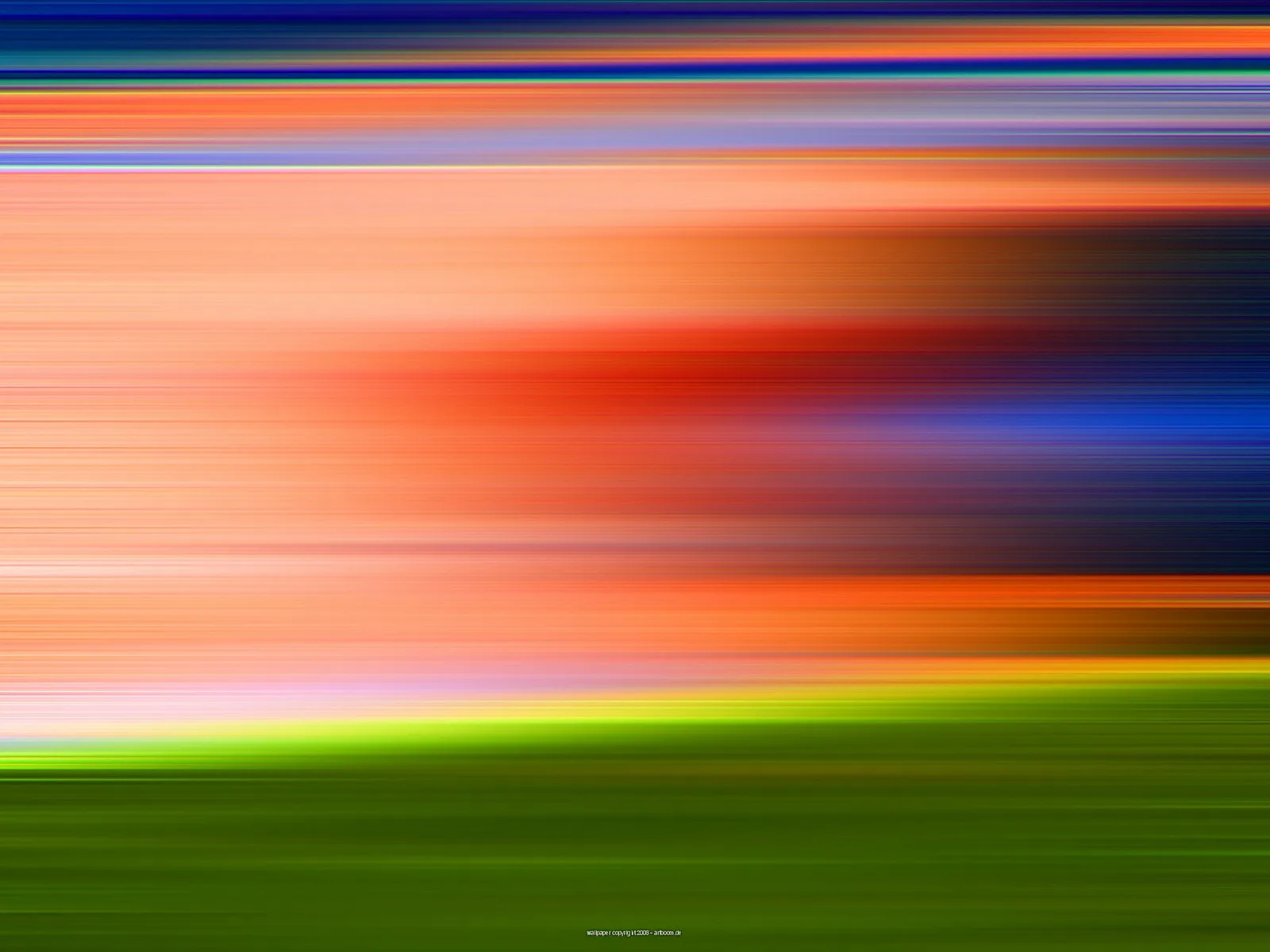 Abstrakte horizontale Schlieren in Orange, Rot, Blau und Violett über einer grünen Fläche am unteren Bildrand.