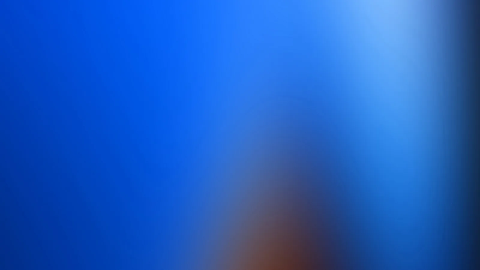 Weich verlaufender Farbverlauf in Blau, nach rechts heller werdend, unten mittig ein warmer brauner Schimmer.