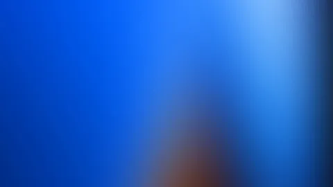 Weich verlaufender Farbverlauf in Blau, nach rechts heller werdend, unten mittig ein warmer brauner Schimmer.