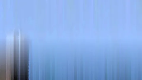 Vertikal verwischte blaue Streifen über den ganzen Bildbereich, links am Rand ein dunkler, senkrechter Schatten mit hellen Kanten.