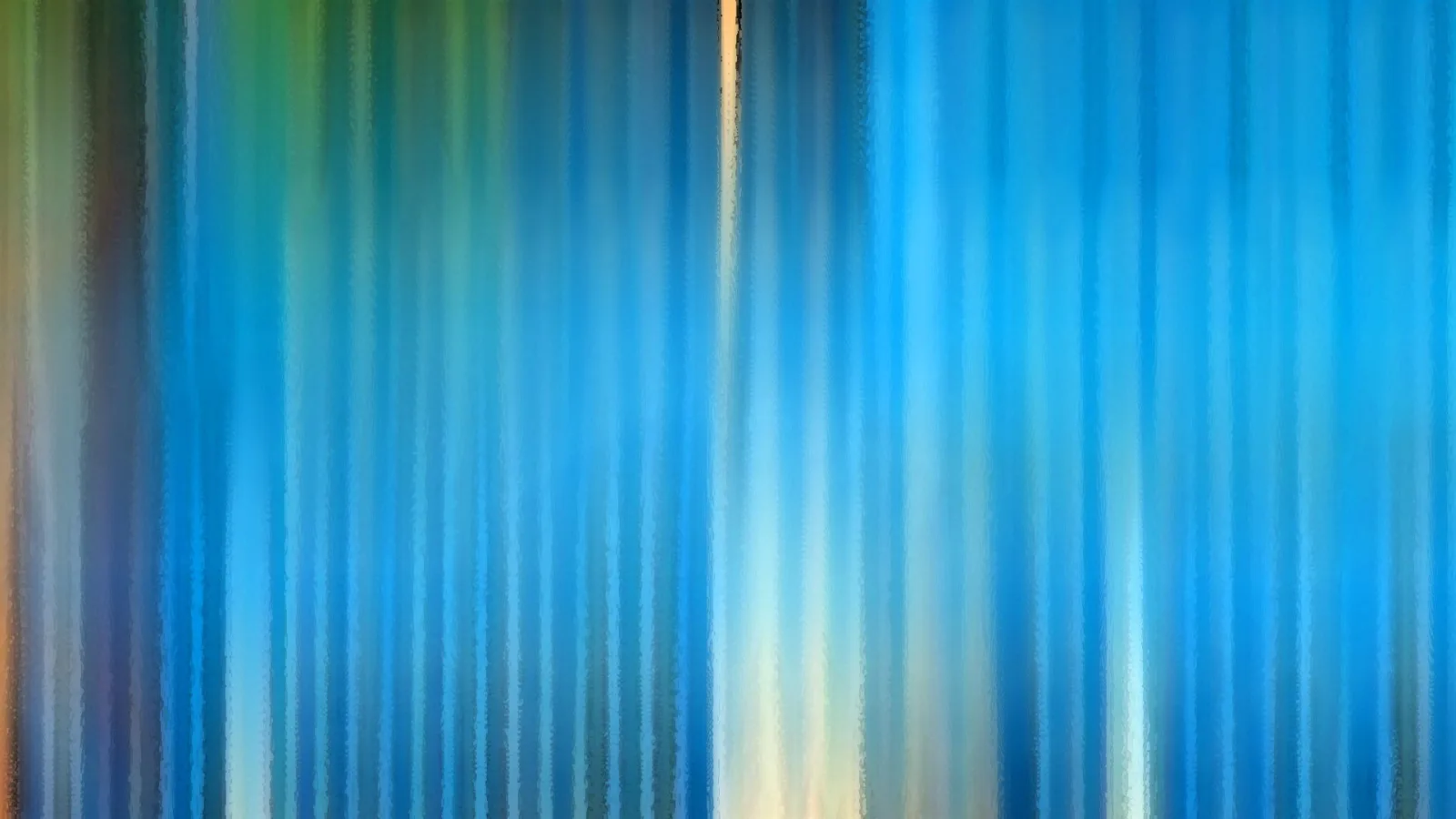 Abstrakte Komposition aus vertikalen, verwischten Streifen in Blau, Türkis und Grün, unterbrochen von einem hellen gelblichen Lichtstreifen in der Mitte.