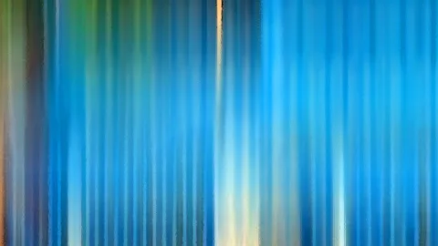 Abstrakte Komposition aus vertikalen, verwischten Streifen in Blau, Türkis und Grün, unterbrochen von einem hellen gelblichen Lichtstreifen in der Mitte.