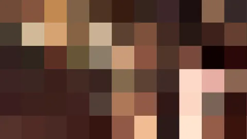 Quadratisches Pixelmosaik in Braun-, Beige- und Terrakottatönen ohne erkennbares Motiv.