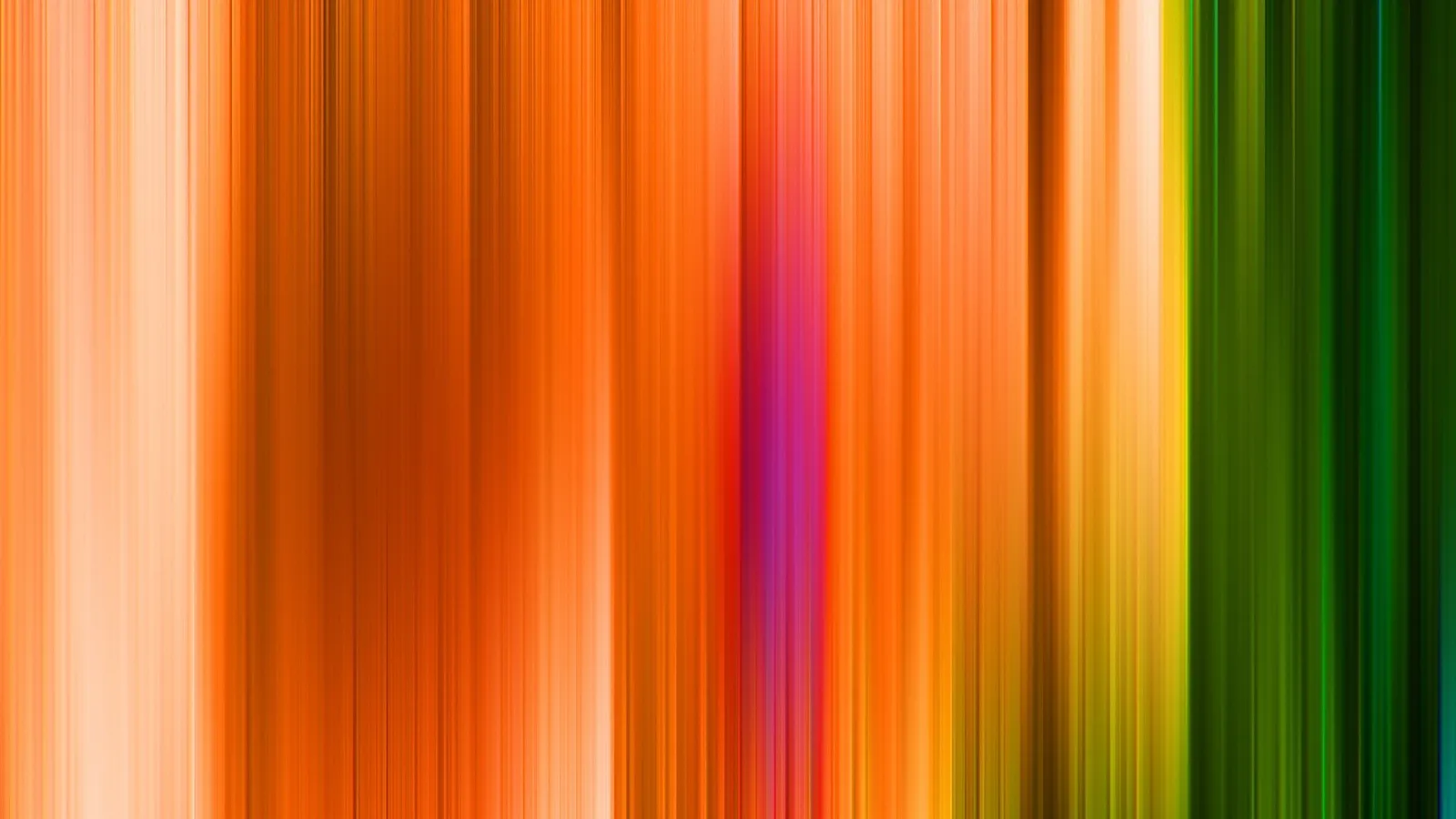 Vertikal verwischte Streifen in Orange, Gelb, Grün und einem pinken Akzent nebeneinander.