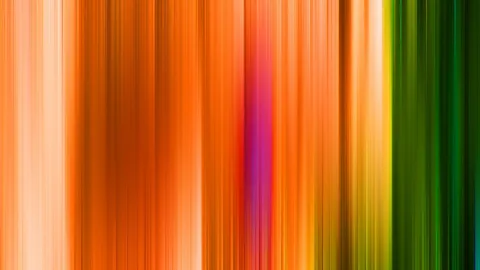 Vertikal verwischte Streifen in Orange, Gelb, Grün und einem pinken Akzent nebeneinander.