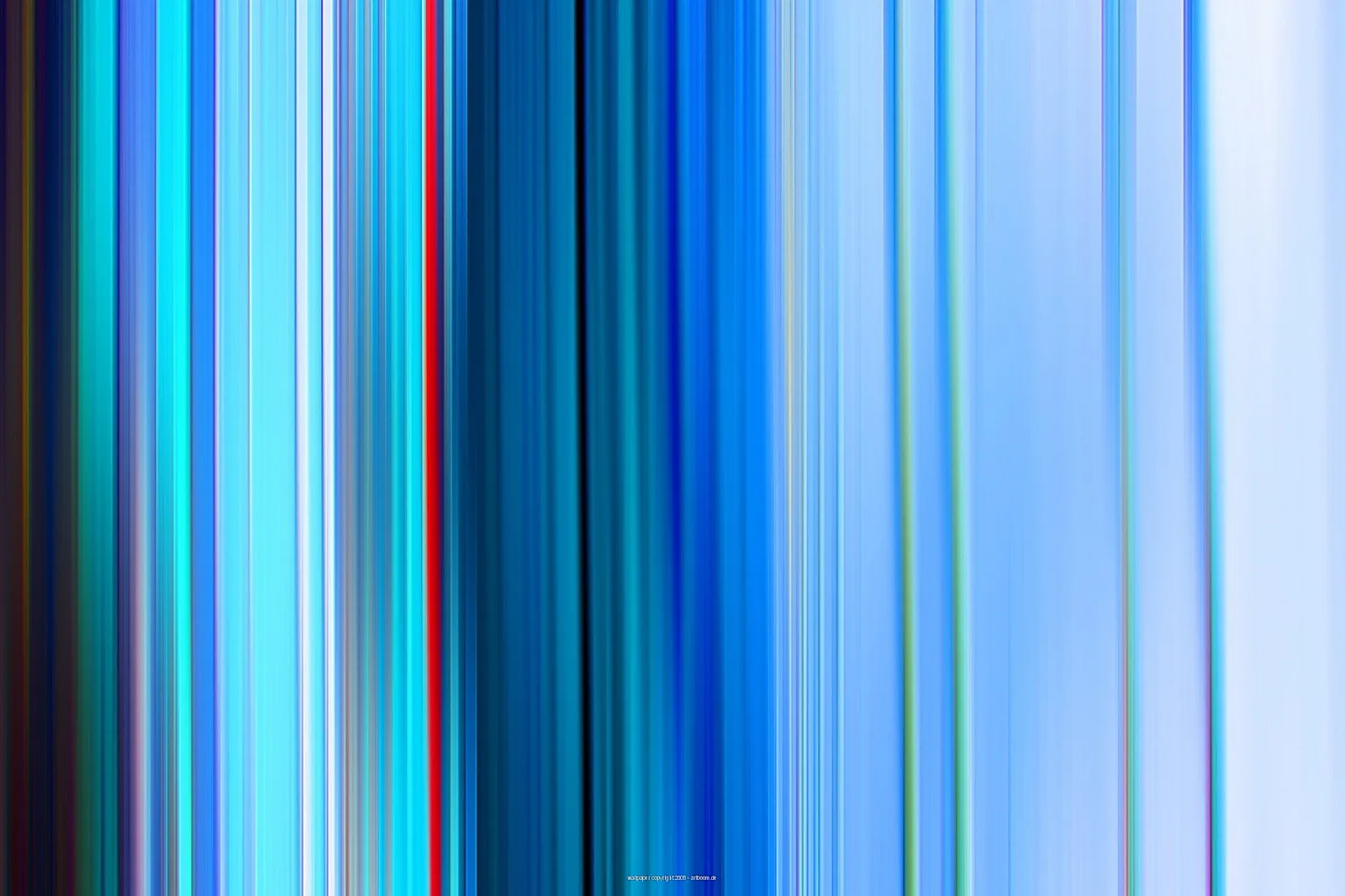 Vertikale, verwischte Streifen in Blau-, Türkis- und Weißtönen mit einer roten Linie links der Mitte.