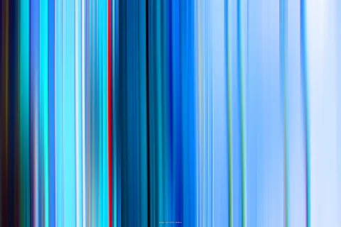 Vertikale, verwischte Streifen in Blau-, Türkis- und Weißtönen mit einer roten Linie links der Mitte.