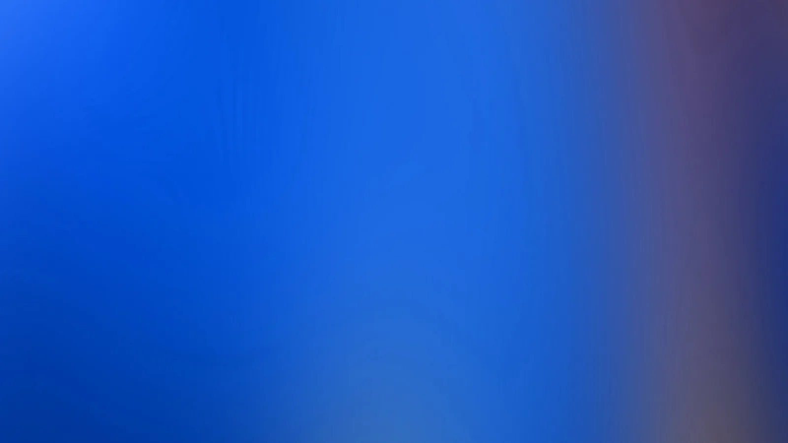 Unscharfer Verlauf in Blau, links dunkler, rechts am Rand ins Violette und Graue übergehend.