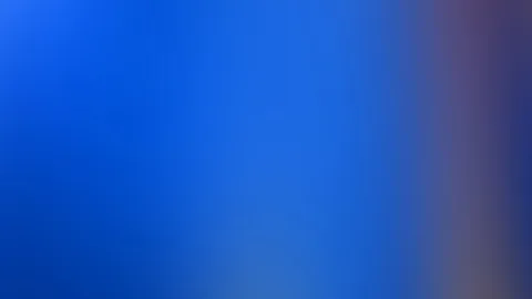 Unscharfer Verlauf in Blau, links dunkler, rechts am Rand ins Violette und Graue übergehend.