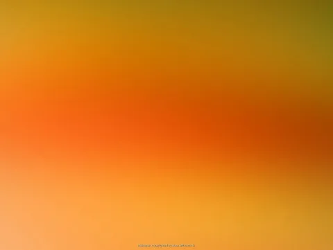Weicher, unscharfer Farbverlauf von Gelb über Orange bis Rotbraun, horizontal in Schichten angeordnet, mit einem kleinen Wasserzeichen am unteren Rand.