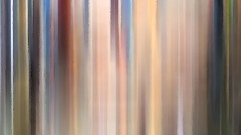 Abstrakte, vertikal verwischte Farbstreifen in Beige, Rot, Blau und Grau