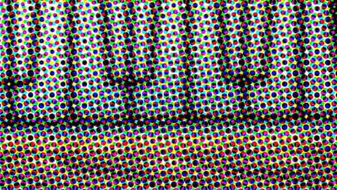 Dichtes Raster aus kleinen bunten Punkten in Rot, Grün, Blau, Cyan, Magenta und Gelb, durchzogen von schwarzen Linien.