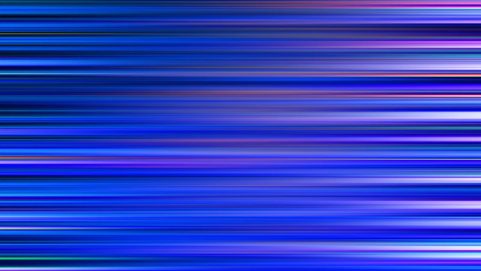 Abstrakte Komposition aus horizontalen, unscharf verlaufenden Streifen in Blau, Violett und Weiß mit vereinzelten rosa und grünlichen Akzenten.
