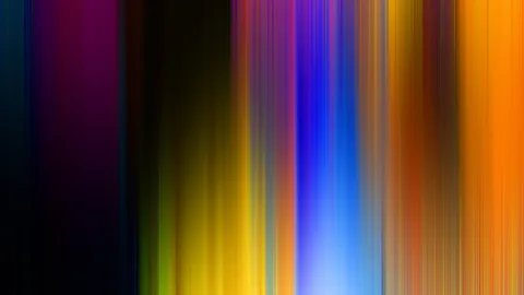 Vertikal verlaufende, verwischte Lichtstreifen in Violett, Blau, Gelb und Orange vor dunklem Hintergrund.