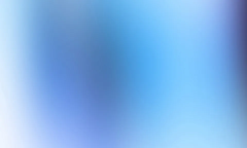 Weicher Farbverlauf in Blautönen, von hellem Hellblau links über kräftiges Blau bis zu einem dunklen Violettblau am rechten Rand.