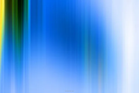 Abstrakte Komposition aus vertikalen, verwischten Streifen in Blau, Hellblau und Weiß, am linken Rand ein gelb-grüner Verlauf.