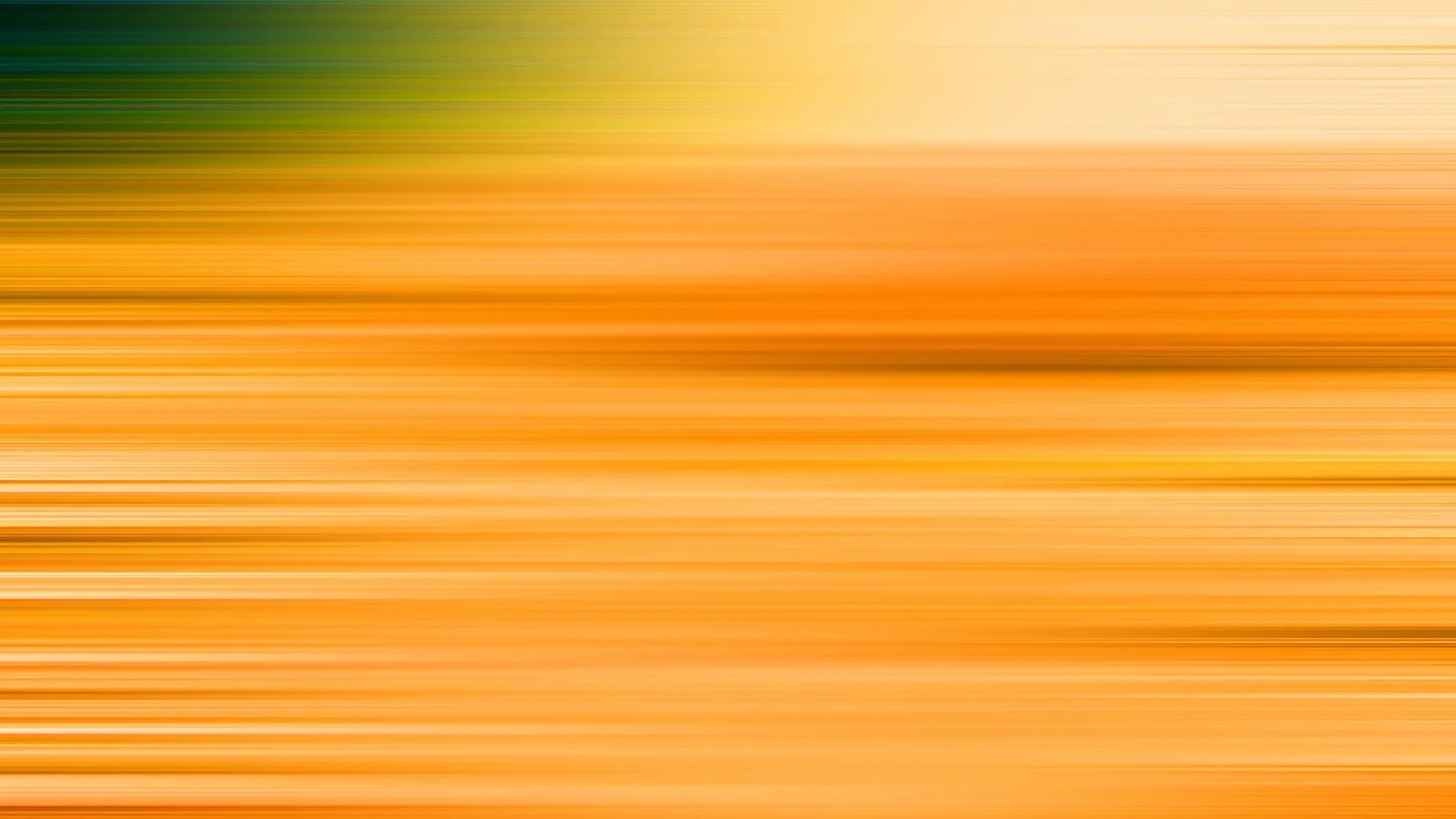 Abstrakte Komposition aus waagerechten, verwischten Streifen in Orange, Gelb und Honigtönen, oben links ein dunkles Grün-Blau.