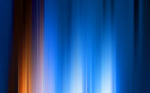 Vertikale, verwischte Streifen in Blau mit orangefarbenem Akzent links und hellem Leuchten unten in der Mitte.