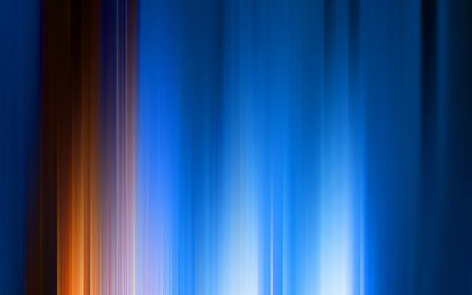 Vertikale, verwischte Streifen in Blau mit orangefarbenem Akzent links und hellem Leuchten unten in der Mitte.