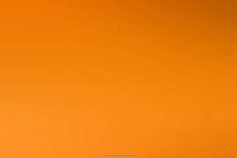 Flächiger Verlauf in Orange, dunkler im oberen rechten Bereich und heller zum unteren linken Rand hin.