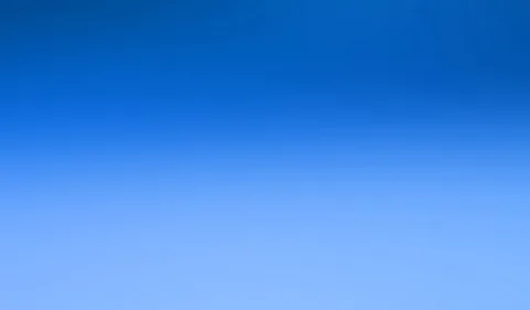 Flächiger Farbverlauf von dunklem Blau oben zu hellem Hellblau unten, ohne erkennbares Motiv.
