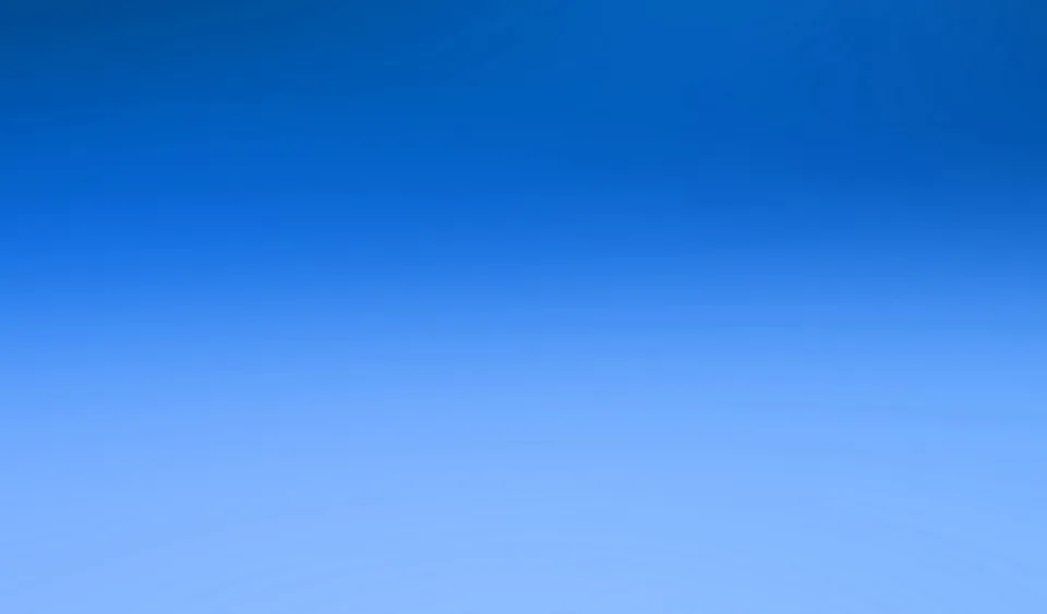 Flächiger Farbverlauf von dunklem Blau oben zu hellem Hellblau unten, ohne erkennbares Motiv.