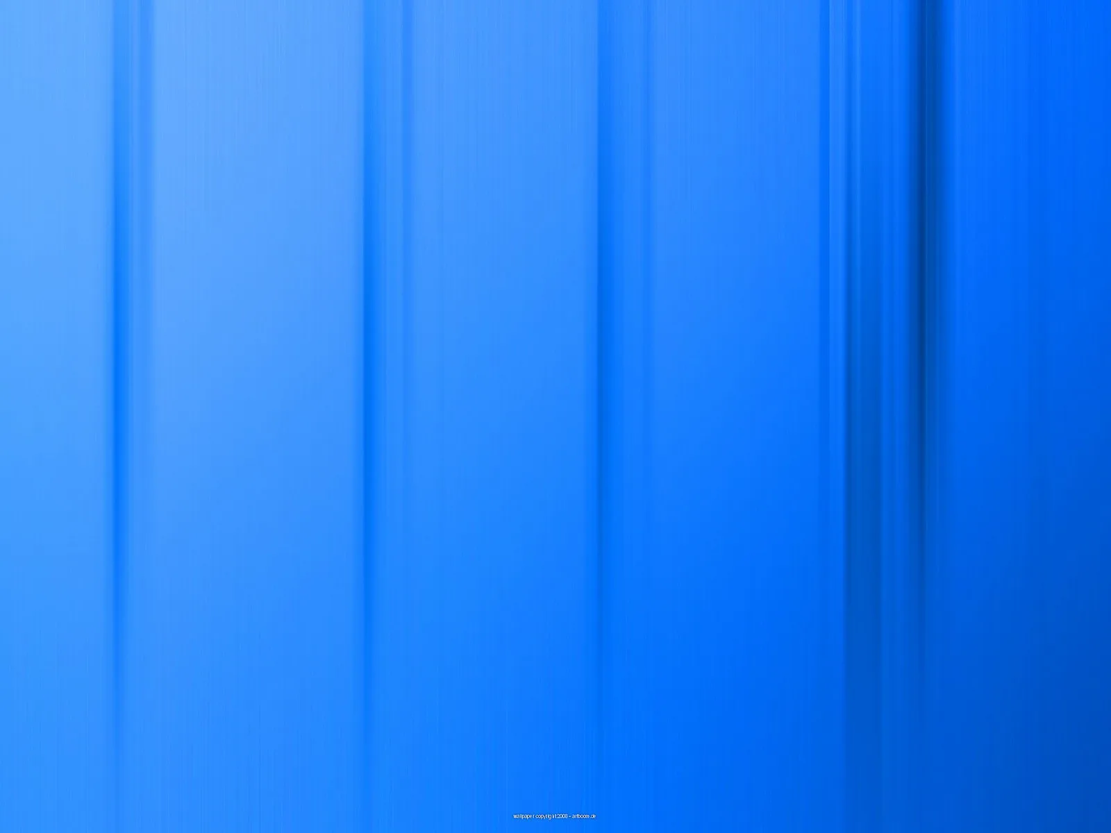 Abstrakter Hintergrund aus weichen, senkrechten blauen Streifen, die von hellem Blau links zu dunklerem Blau rechts verlaufen.