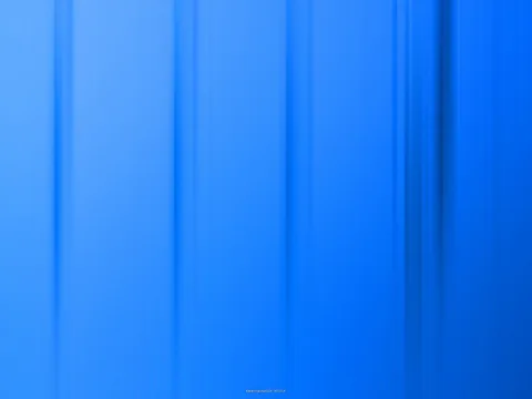 Abstrakter Hintergrund aus weichen, senkrechten blauen Streifen, die von hellem Blau links zu dunklerem Blau rechts verlaufen.
