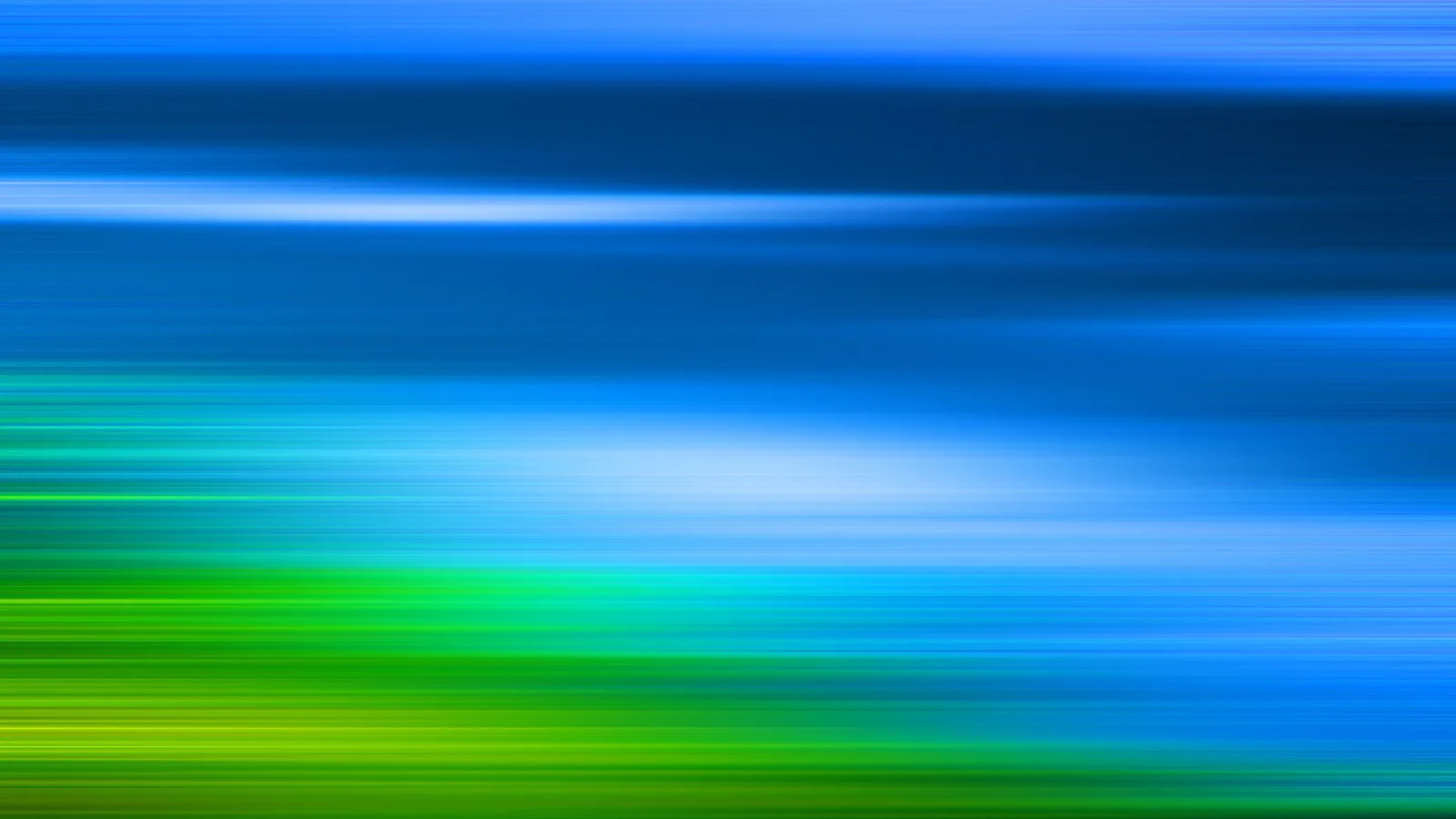 Horizontal verwischte Lichtstreifen, oben dunkelblau, unten grün, mit einem hellen Schimmer in der Bildmitte.