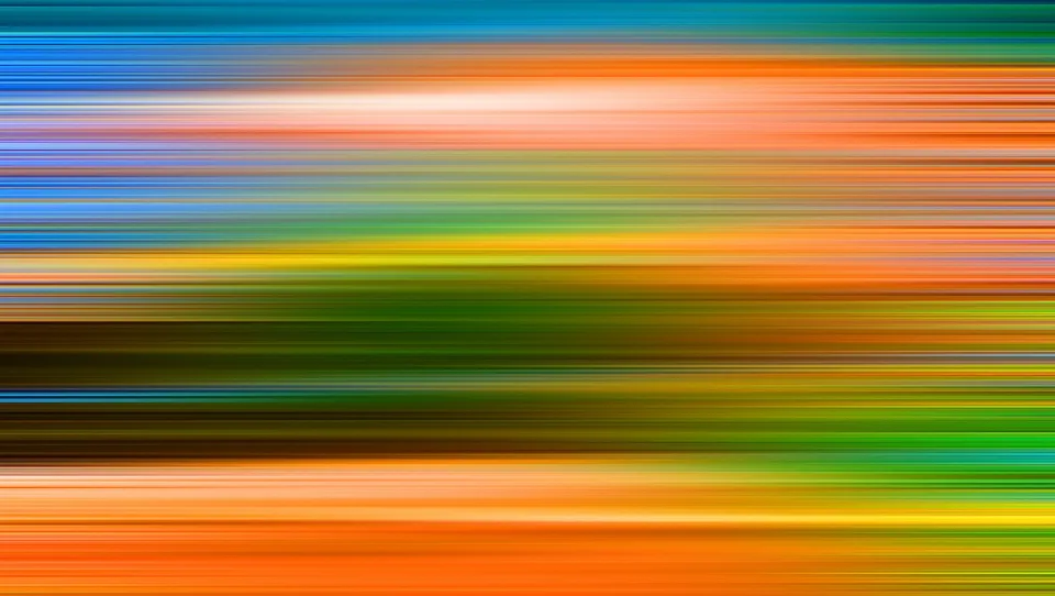 Horizontal verwischte Streifen in Blau, Orange, Grün und Gelb, dicht übereinander angeordnet.
