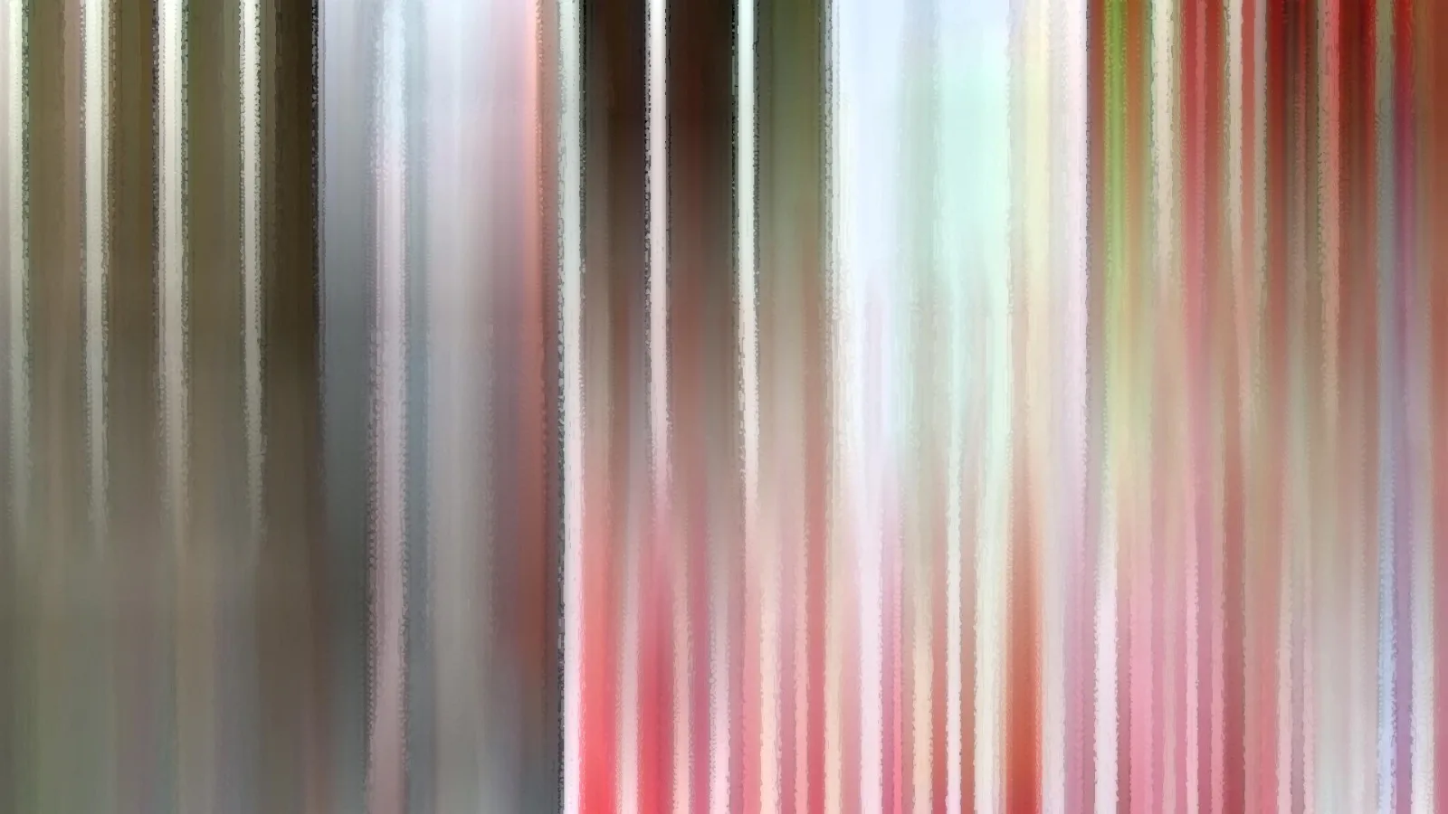 Abstraktes Bild aus vertikalen, unscharfen Streifen in Grau, Braun, Rosa, Rot und Hellgrün, die an Lamellen oder Vorhänge erinnern.