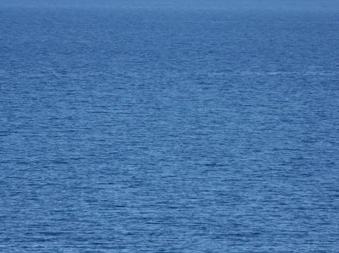 Blaue, leicht gekräuselte Meeresoberfläche, am oberen Rand fast unmerklich in den Horizont übergehend.