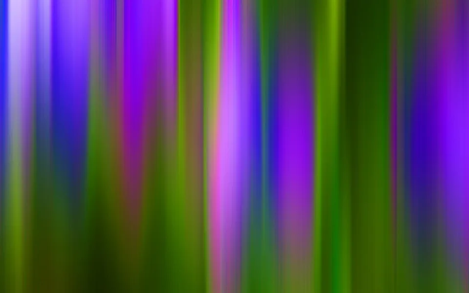 Abstrakte, vertikal verwischte Streifen in Violett, Blau, Magenta und Grün nebeneinander.