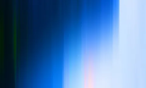Vertikal verwischte Streifen in Blau, links dunkel bis nahezu schwarz, rechts hell bis weißlich, unten rechts ein schwacher rosa Schimmer.