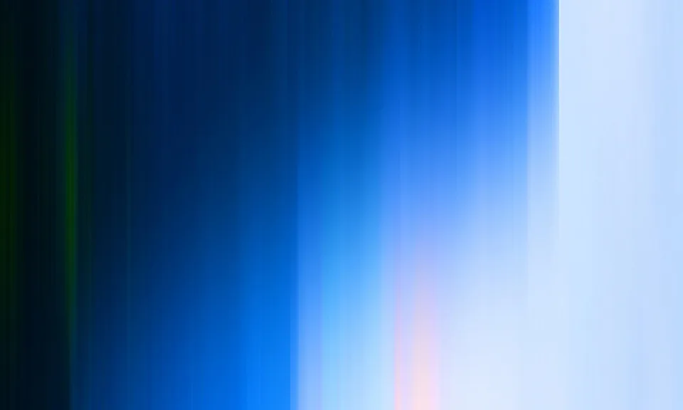 Vertikal verwischte Streifen in Blau, links dunkel bis nahezu schwarz, rechts hell bis weißlich, unten rechts ein schwacher rosa Schimmer.