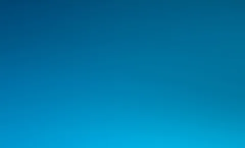 Weicher Farbverlauf von dunklem Blau oben zu hellem Cyanblau am unteren Rand, ohne erkennbare Motive.
