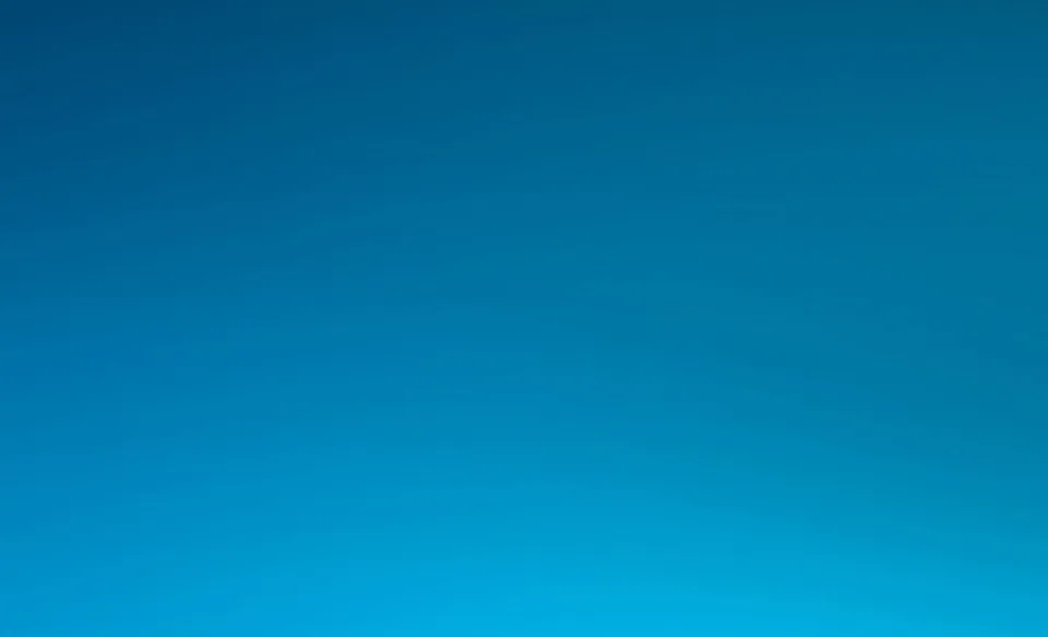 Weicher Farbverlauf von dunklem Blau oben zu hellem Cyanblau am unteren Rand, ohne erkennbare Motive.