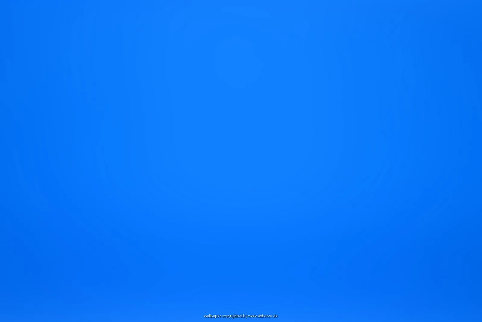 Gleichmäßiger blauer Farbverlauf, in der Mitte etwas heller und zum Rand hin dunkler, ohne erkennbare Objekte.
