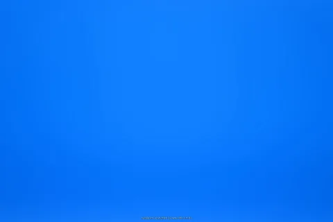 Gleichmäßiger blauer Farbverlauf, in der Mitte etwas heller und zum Rand hin dunkler, ohne erkennbare Objekte.