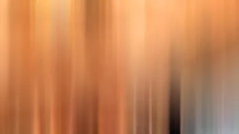 Abstrakte, vertikal verwischte Farbflächen in Orange, Kupfer und Braun, rechts ein dunkler Streifen und grauliche Töne.