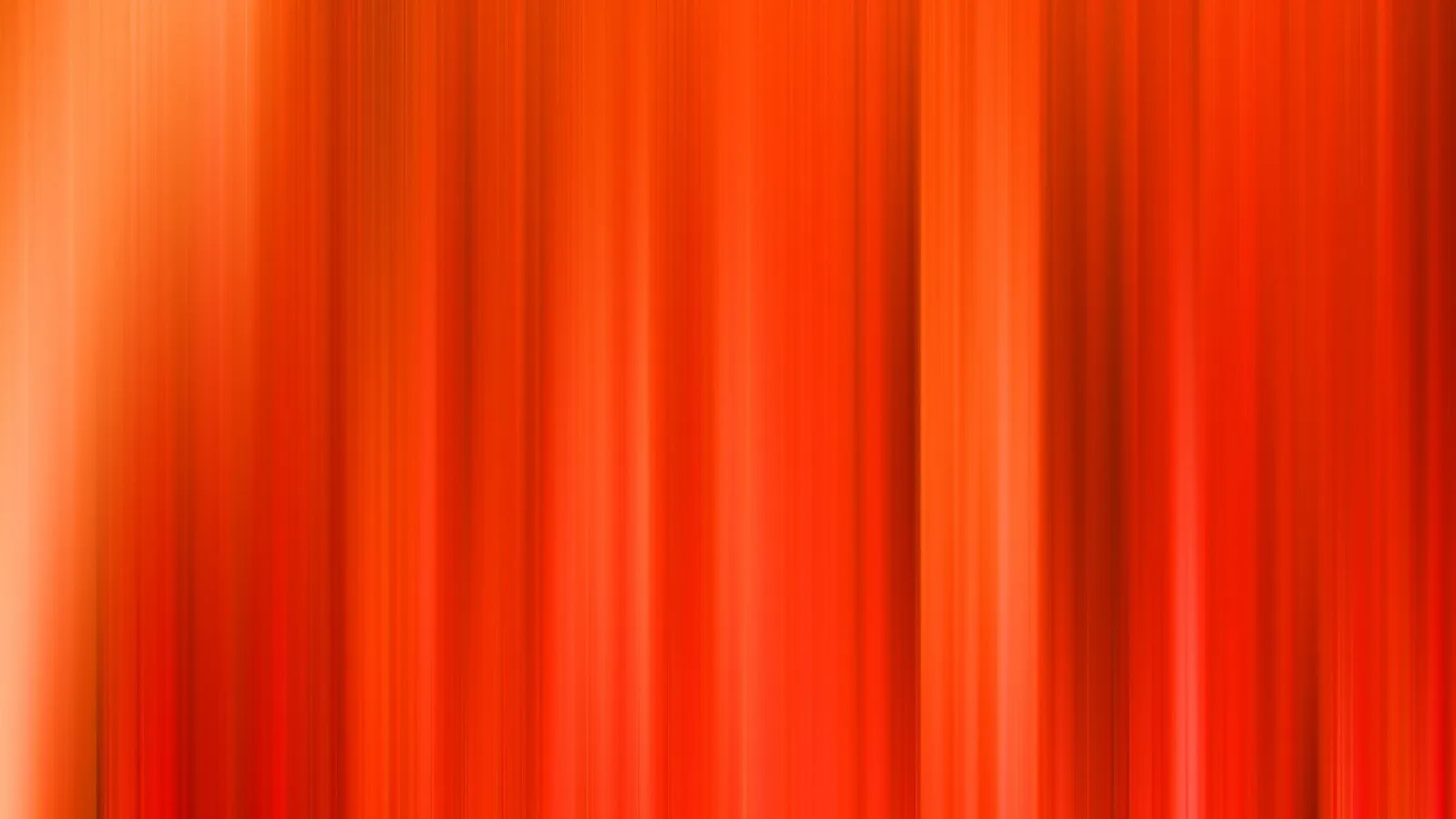 Abstrakte Komposition aus vertikalen, verwischten Streifen in Orange und Rot, heller am linken Rand.