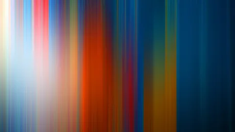 Abstrakte Komposition aus vertikalen, verwischten Farbstreifen in Weiß, Blau, Rot, Orange, Gelb und Dunkelblau, von links hell nach rechts dunkler werdend.
