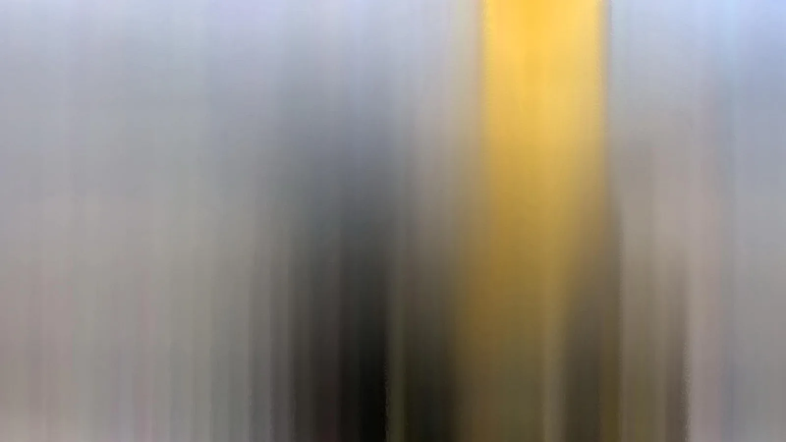 Abstrakte, senkrechte Schlieren in Grau und Schwarz, rechts von der Mitte ein leuchtend gelber Streifen.