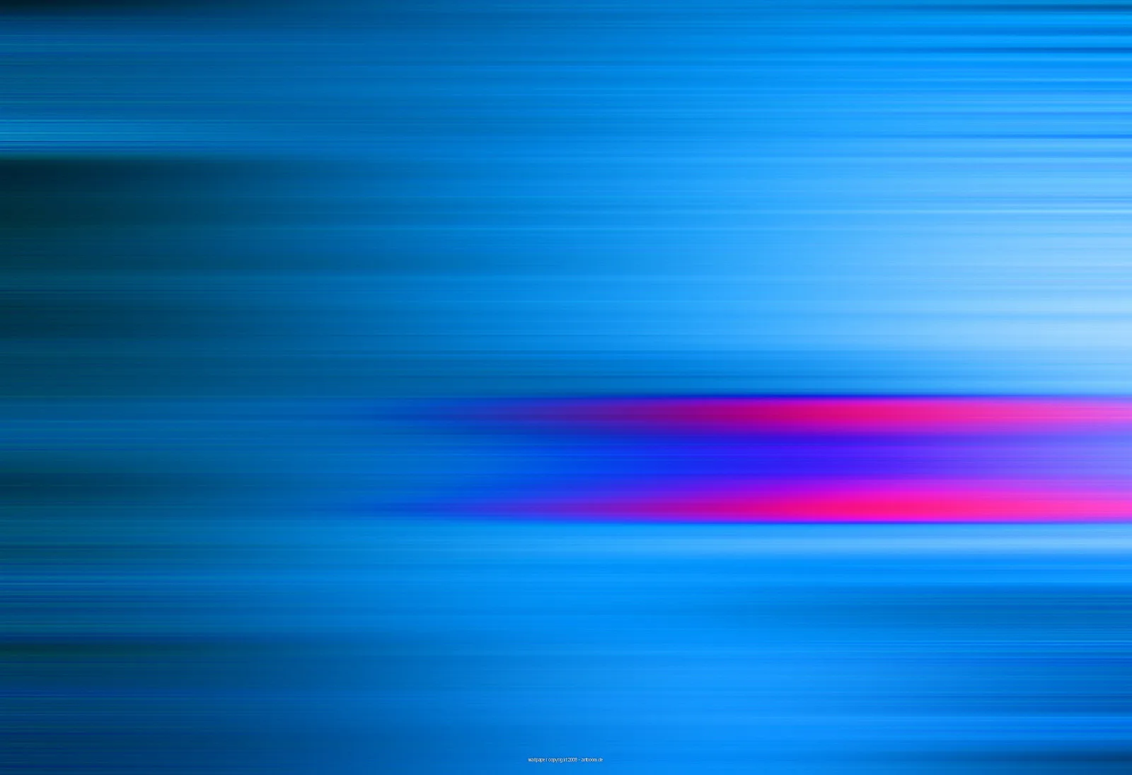Horizontal verwischte blaue Streifen in Bewegungsunschärfe, im unteren Drittel leuchten pinke und violette Lichtbänder.