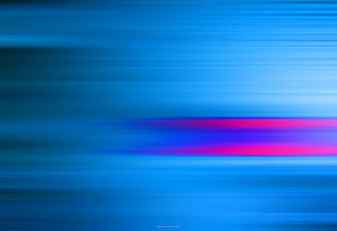 Horizontal verwischte blaue Streifen in Bewegungsunschärfe, im unteren Drittel leuchten pinke und violette Lichtbänder.